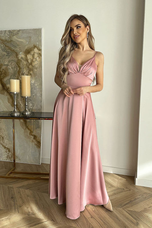 Robe longue rose satinée, fendue et poudré